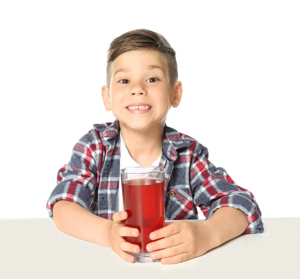 Mignon petit garçon avec du jus — Photo