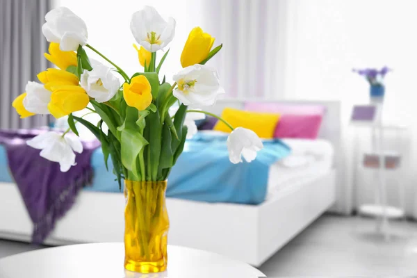 Bouquet di tulipani bianchi e gialli — Foto Stock