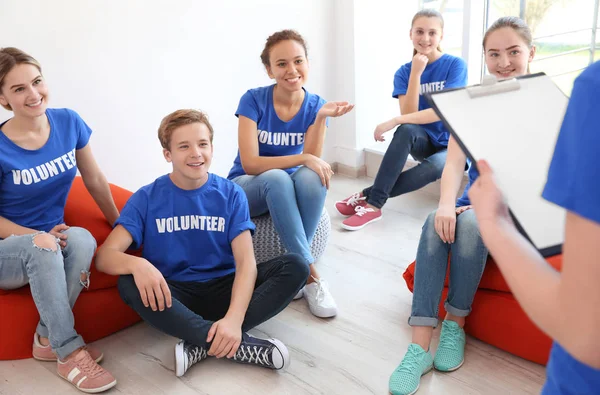 Equipo de voluntarios sentado y teniendo reunión — Foto de Stock