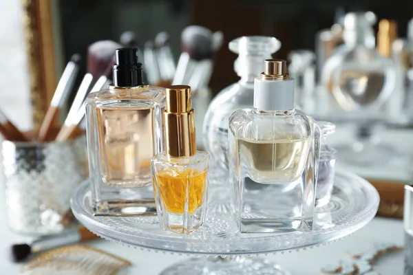 Szkło stoisko z butelki perfum — Zdjęcie stockowe