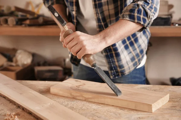 Tukang kayu bekerja dengan pahat — Stok Foto