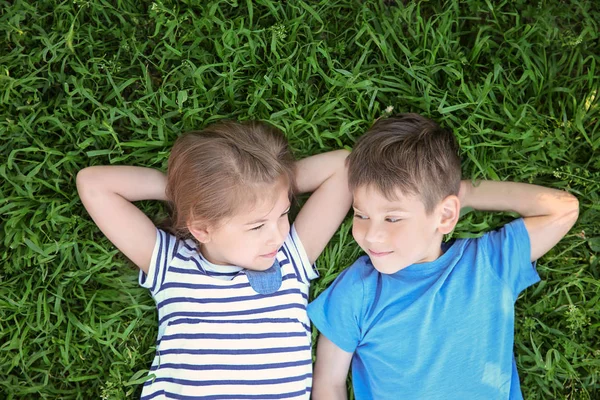 Kleine Kinder Liegen Auf Grünem Gras Park — Stockfoto