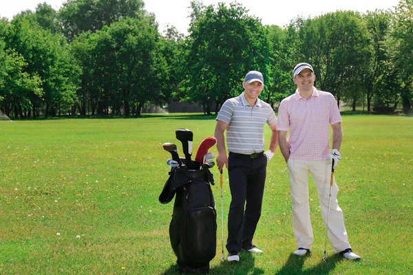 Hombres jóvenes en el campo de golf en un día soleado — Foto de Stock