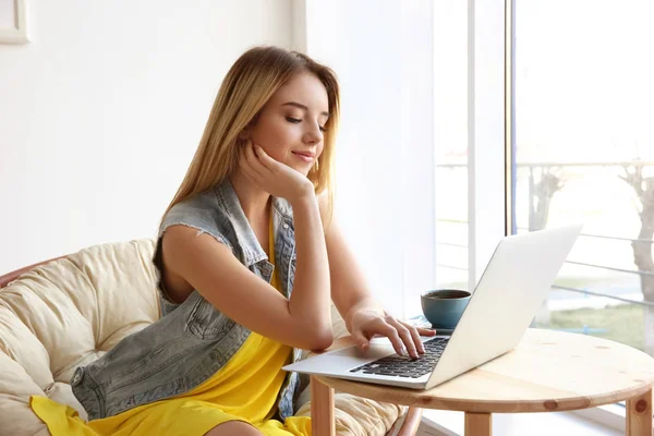 Menina usando laptop — Fotografia de Stock