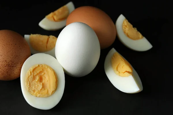 Bandeja de cerámica con huevos duros en rodajas —  Fotos de Stock