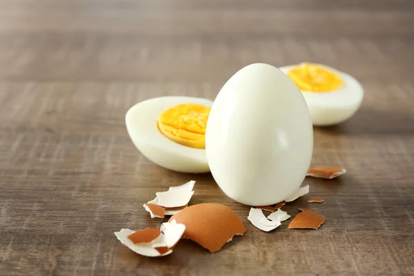 Keramische dienblad met gesneden hardgekookte eieren — Stockfoto