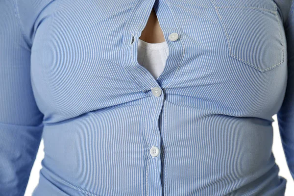 Mujer con sobrepeso y camisa ajustada — Foto de Stock