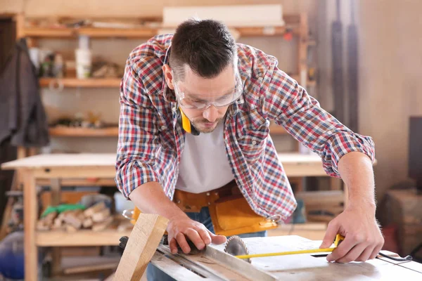 Carpenter taking measurements — Stok fotoğraf