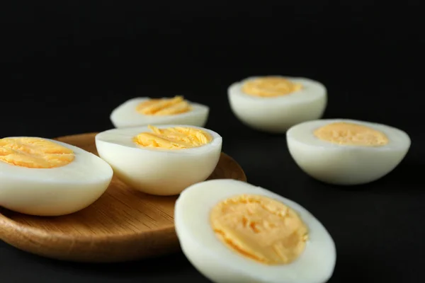 Bandeja de madera y huevos duros —  Fotos de Stock