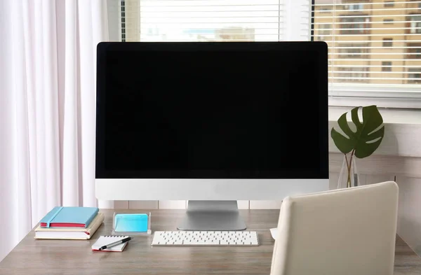 Arbetsplats med moderna monitor — Stockfoto