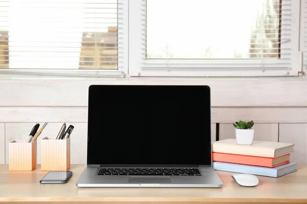 Lugar de trabajo con portátil moderno — Foto de Stock