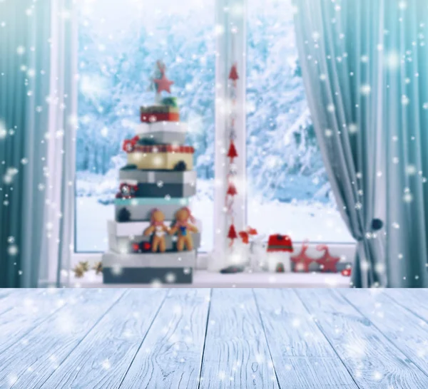Regalos de Navidad en alféizar de ventana — Foto de Stock