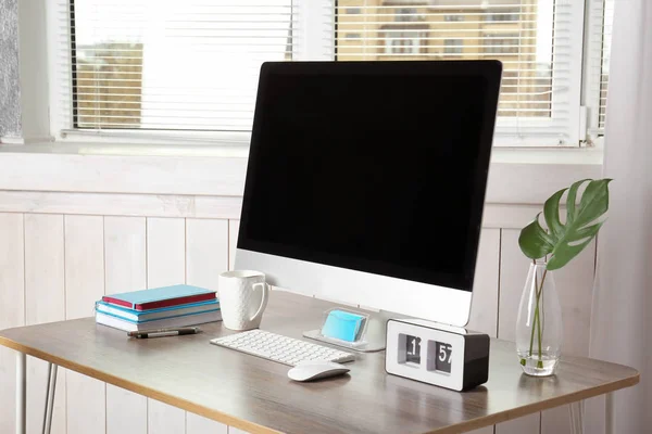 Werkplek met moderne monitor — Stockfoto