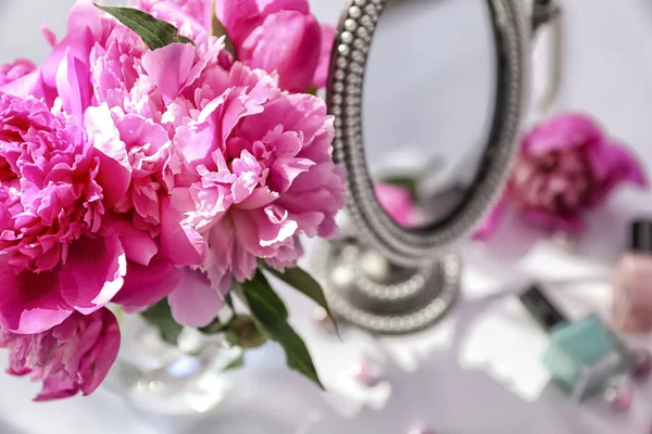 Pion blommor, spegel och kosmetika — Stockfoto