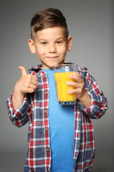 Söt liten pojke med juice — Stockfoto