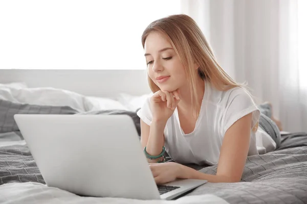 Menina usando laptop — Fotografia de Stock