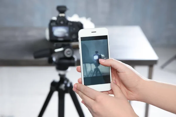 Woman using cellphone camera during photography classes — Stock Photo, Image