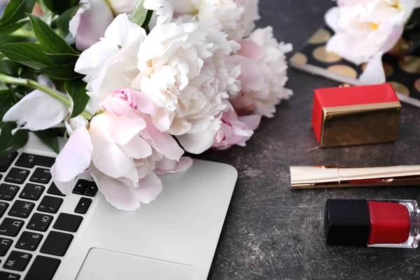 Bazsarózsa virágok, a laptop és a kozmetikumok — Stock Fotó