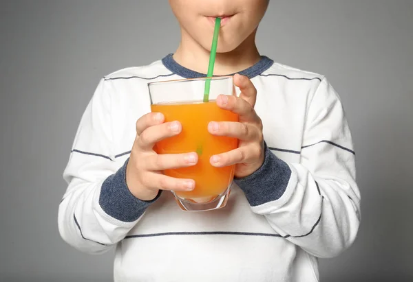 Söt liten pojke dricka saft — Stockfoto