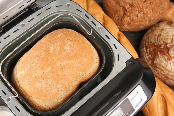 Pan horneado en máquina de pan — Foto de Stock