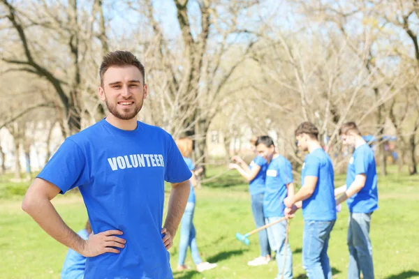 Joven voluntario al aire libre — Foto de Stock