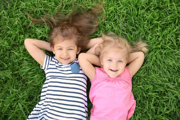 Kleine Mädchen Liegen Auf Grünem Gras Park — Stockfoto