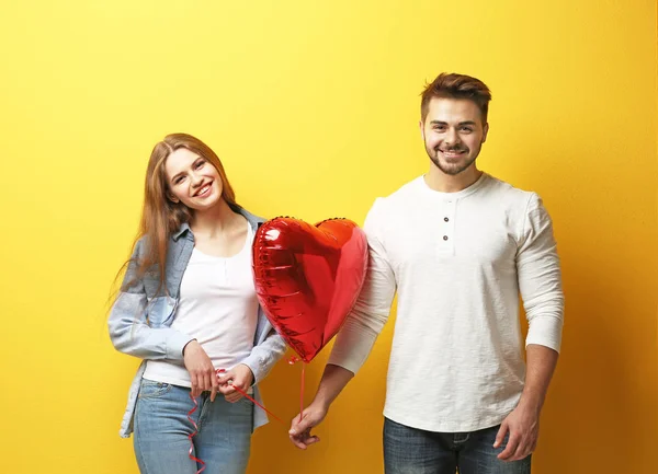 Linda pareja joven con globo — Foto de Stock