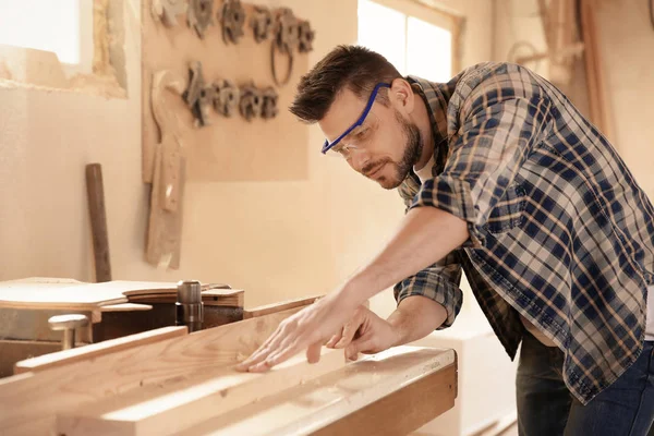 Carpinteiro trabalhando com madeira — Fotografia de Stock