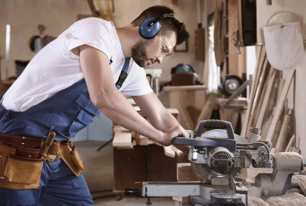 Tischler sägt Holz — Stockfoto