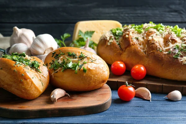 Lekkere broodjes met geraspte kaas — Stockfoto