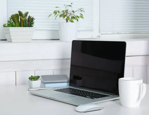 Lugar de trabajo con portátil moderno — Foto de Stock