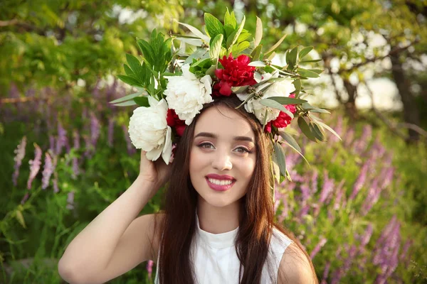 Young woman wearing floral wreath — Stock Photo, Image