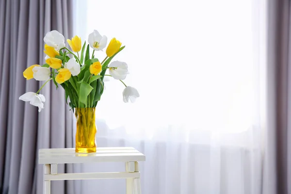 Vase mit schönen Tulpen — Stockfoto
