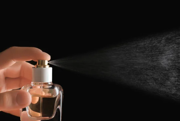 Vrouwelijke hand parfum spuiten — Stockfoto
