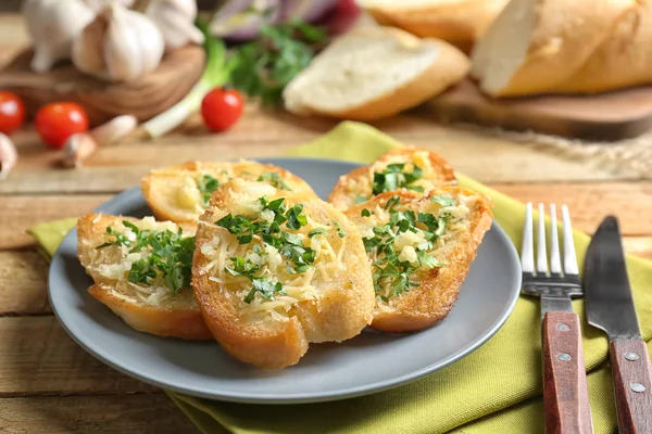 Rebanadas de pan con queso rallado, ajo y hierbas — Foto de Stock