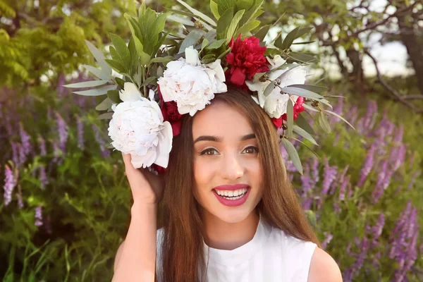 Giovane donna indossa ghirlanda floreale — Foto Stock