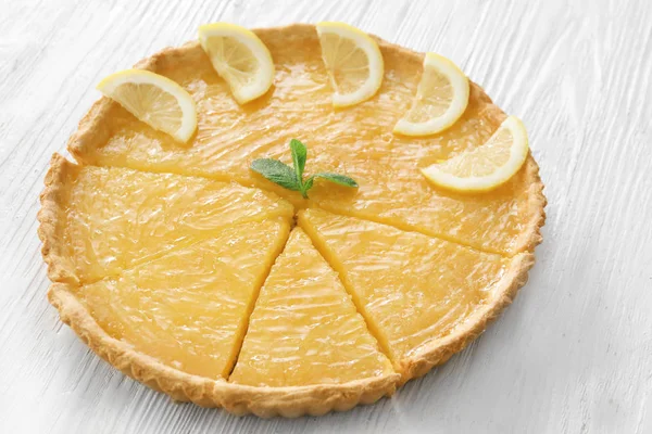 Geschnittene Torte mit Zitrone und Minze — Stockfoto