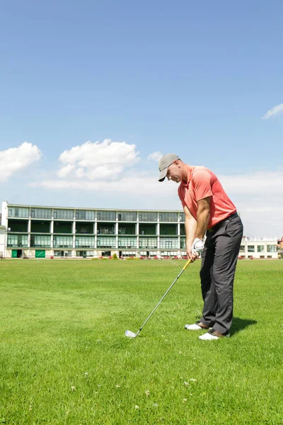 Giovane uomo che gioca a golf — Foto Stock