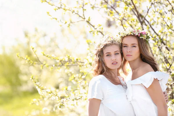 Hermosas mujeres jóvenes al aire libre en el día soleado —  Fotos de Stock