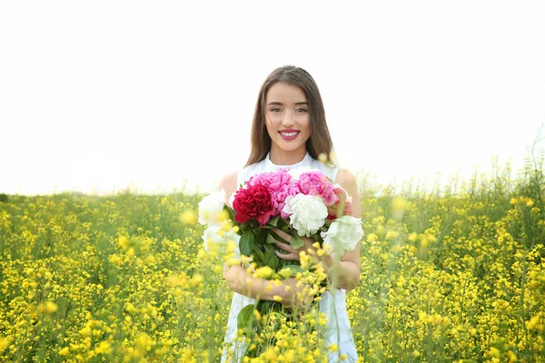 아름 다운 꽃다발을 가진 쾌활 한 여자 — 스톡 사진