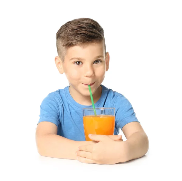 可爱的小男孩喝果汁 — 图库照片
