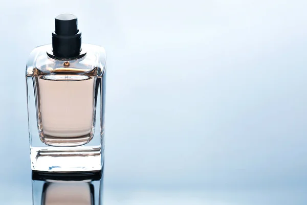 Biraz parfüm şişesi — Stok fotoğraf