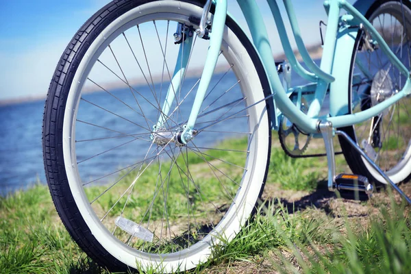 Bicicleta azul em pé na grama — Fotografia de Stock