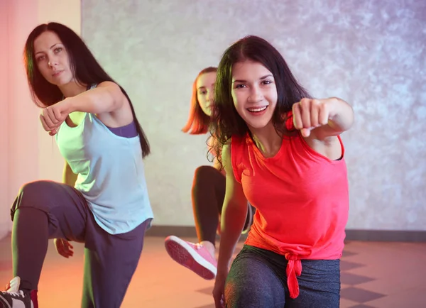 Gruppo di giovani ballerini hip-hop in studio — Foto Stock