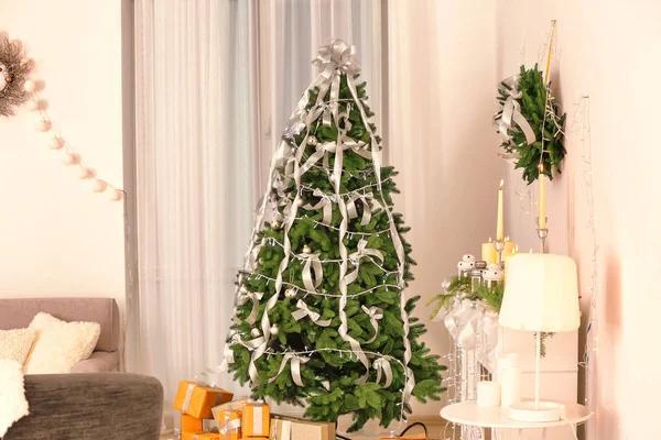 Szép fenyő fa díszített karácsonyra — Stock Fotó