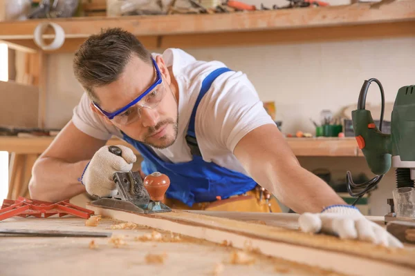 Tischler arbeitet mit Hobel — Stockfoto