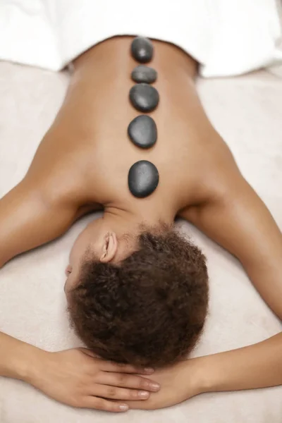 African-American woman in spa salon — Stock Photo, Image