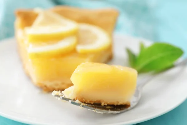 Torta de coalhada de limão com garfo — Fotografia de Stock