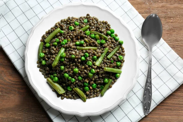 Piatto con gustoso porridge di lenticchie, verdure — Foto Stock