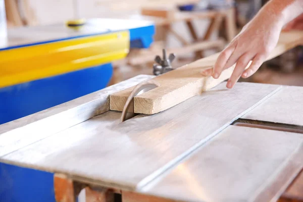 Carpenter sawing timber Royalty Free Stock Photos